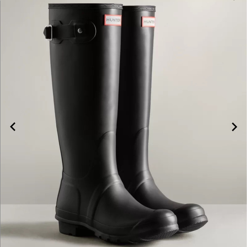 Black Matte, tall, Hunter rain boots. Size 8, made of Rubber.